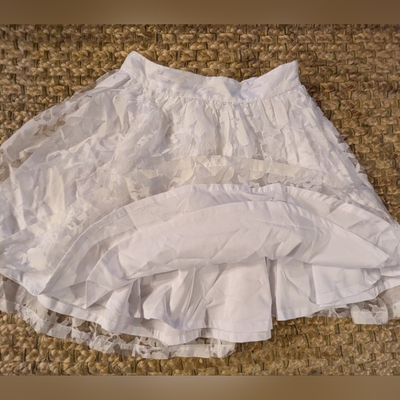 New Bebe White Skirt Size 4 Has 2 Liners Under Lace Overlay Zipper In Back - Picture 3 of 9